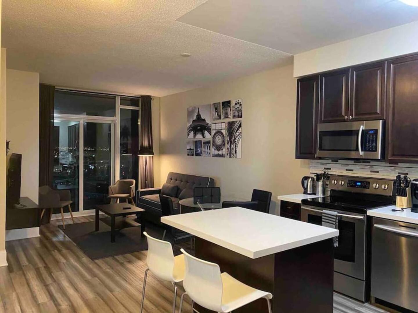 Luxurious 1 Bedroom Den, 1 Bath Condo Square One Mississauga Exterior foto